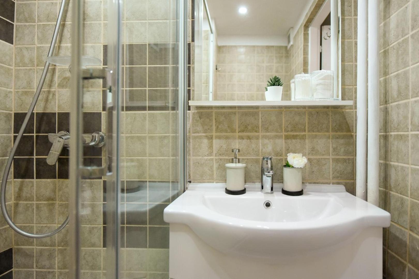 Downtown Oasis: Central Apartments With Cozy Charm Βουκουρέστι Δωμάτιο φωτογραφία